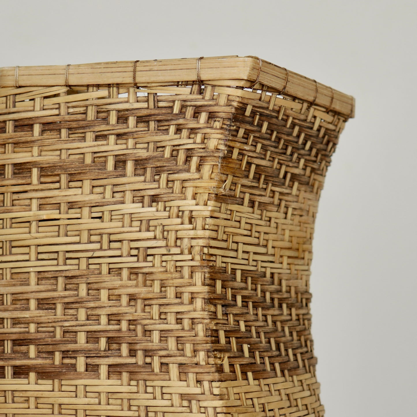 Vintage wavy rattan lamp