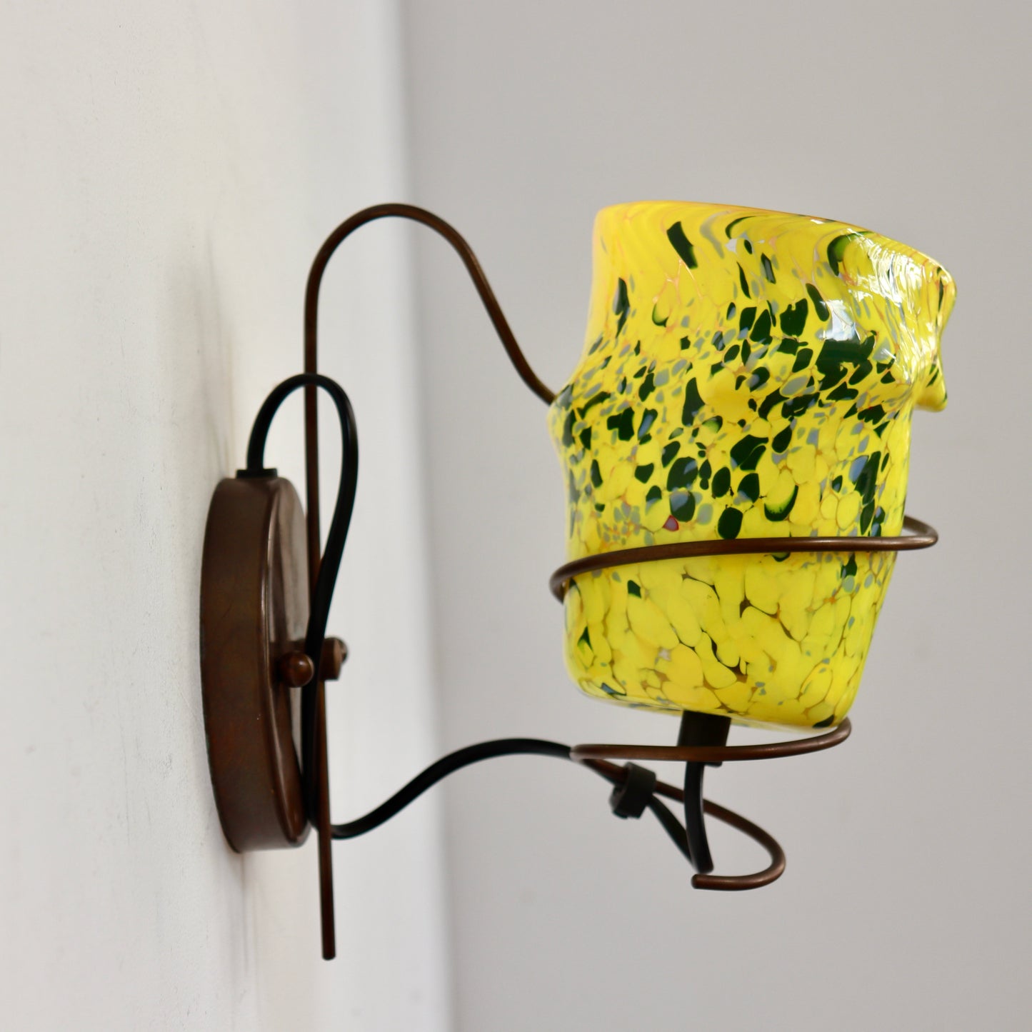 Barovier & Toso Murano glass wall light with yellow and green speckled glass