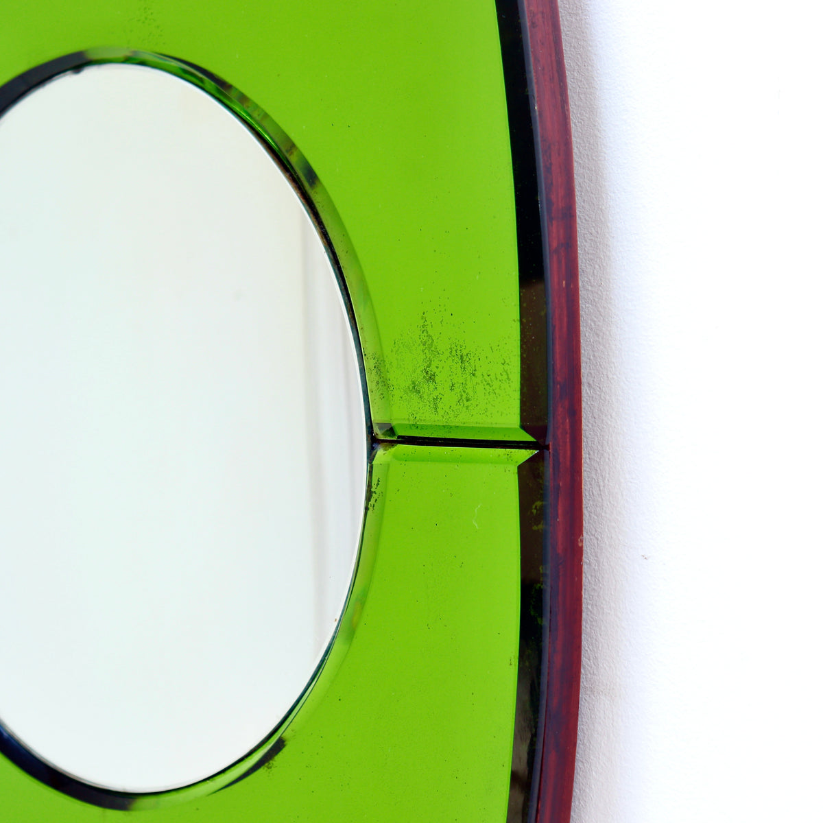 Close-up of the sharply bevelled green glass and central mirror plate