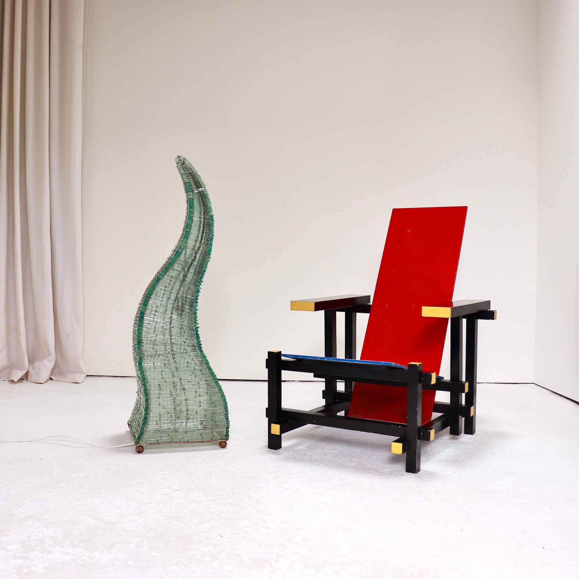 Twisting sculptural lamp with glass shard construction