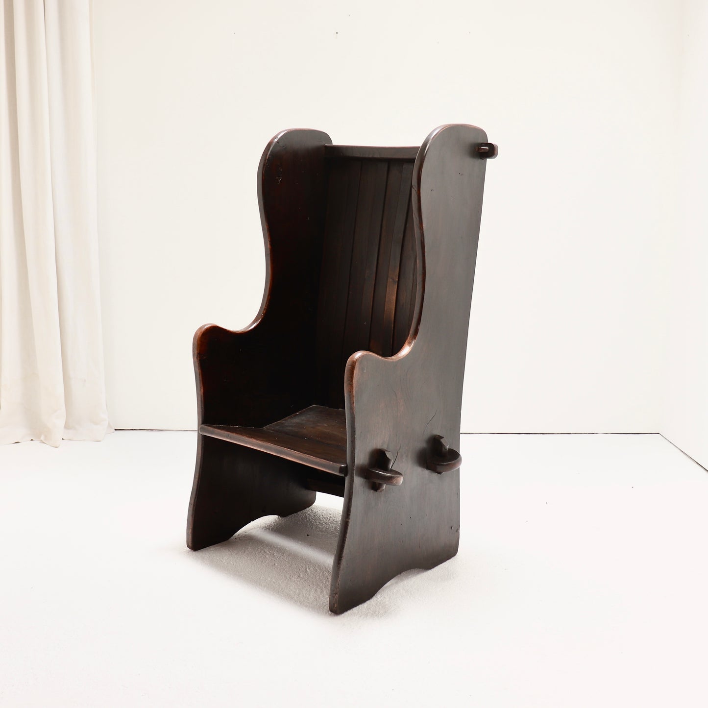 High back rustic lambing chair with deep sides