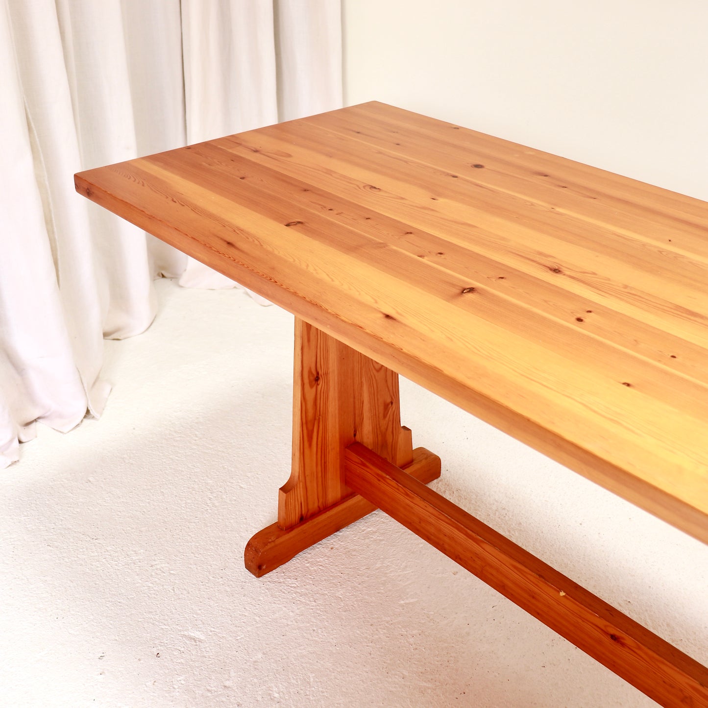 Compact Scandinavian dining set for six people