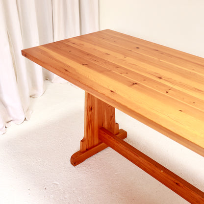 Compact Scandinavian dining set for six people