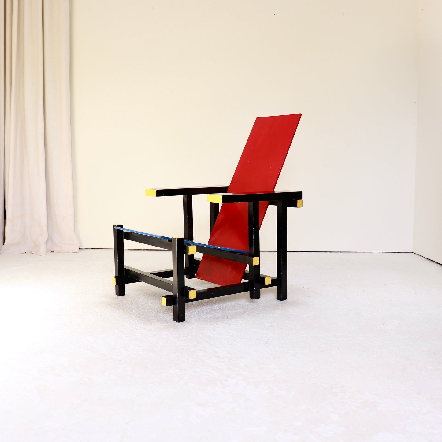 Side profile of Rietveld style chair.