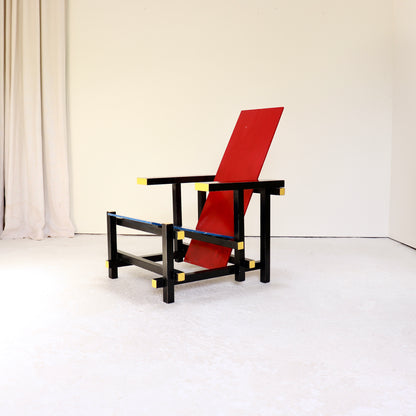 Side profile of Rietveld style chair.