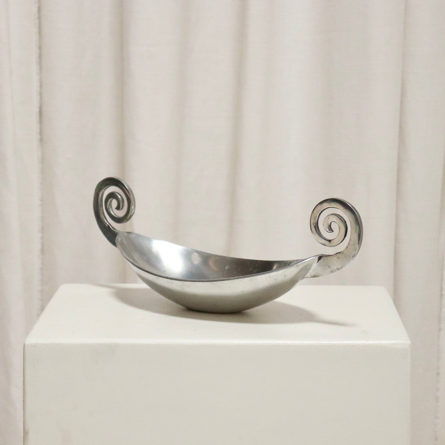 Three-quarter view showing boat-like profile of aluminium catchall.