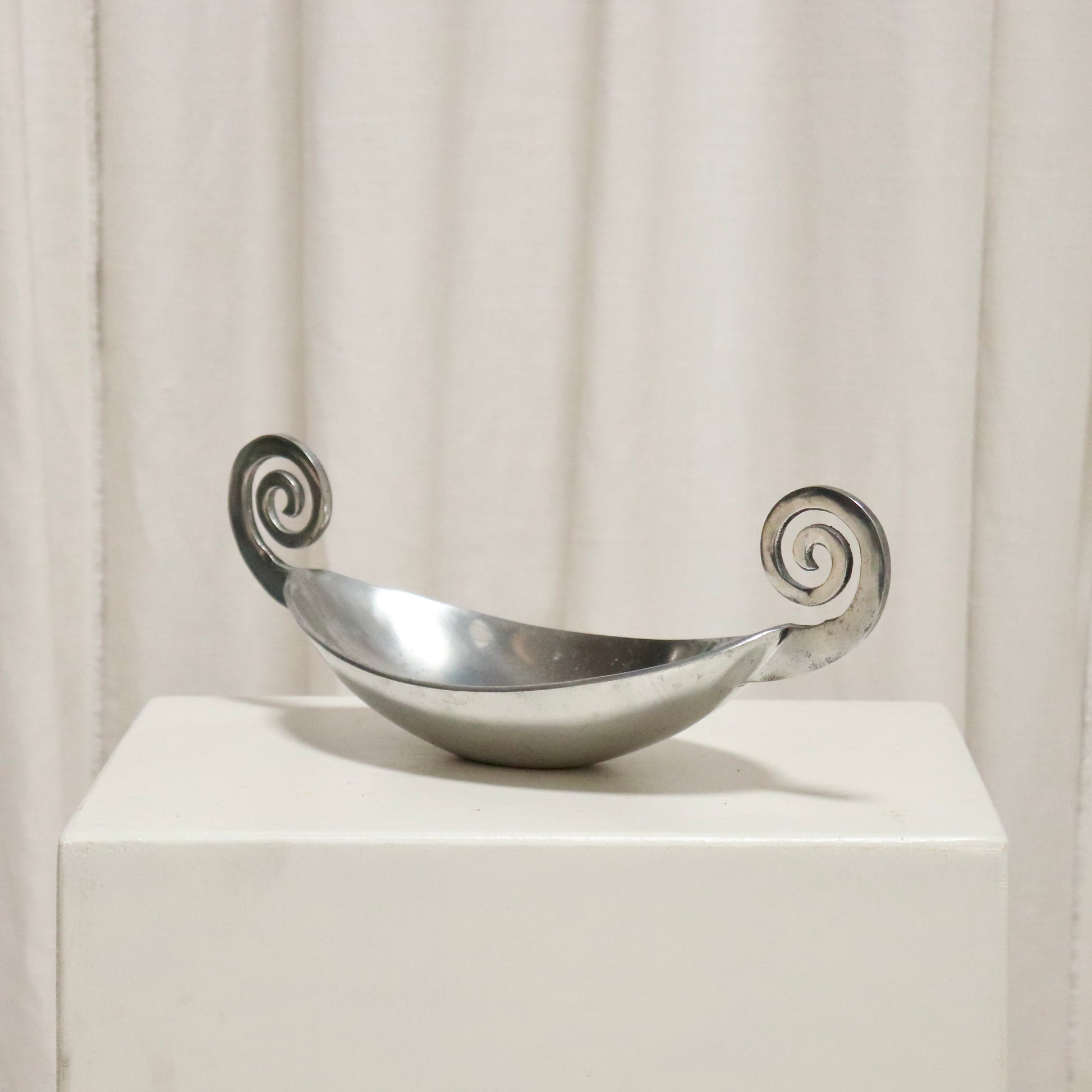 Three-quarter view showing boat-like profile of aluminium catchall.