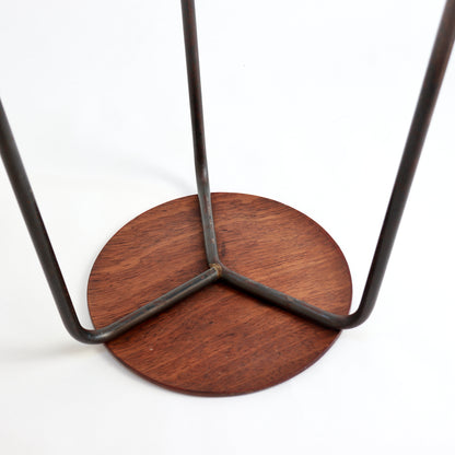 Three-leg steel frame construction beneath seat