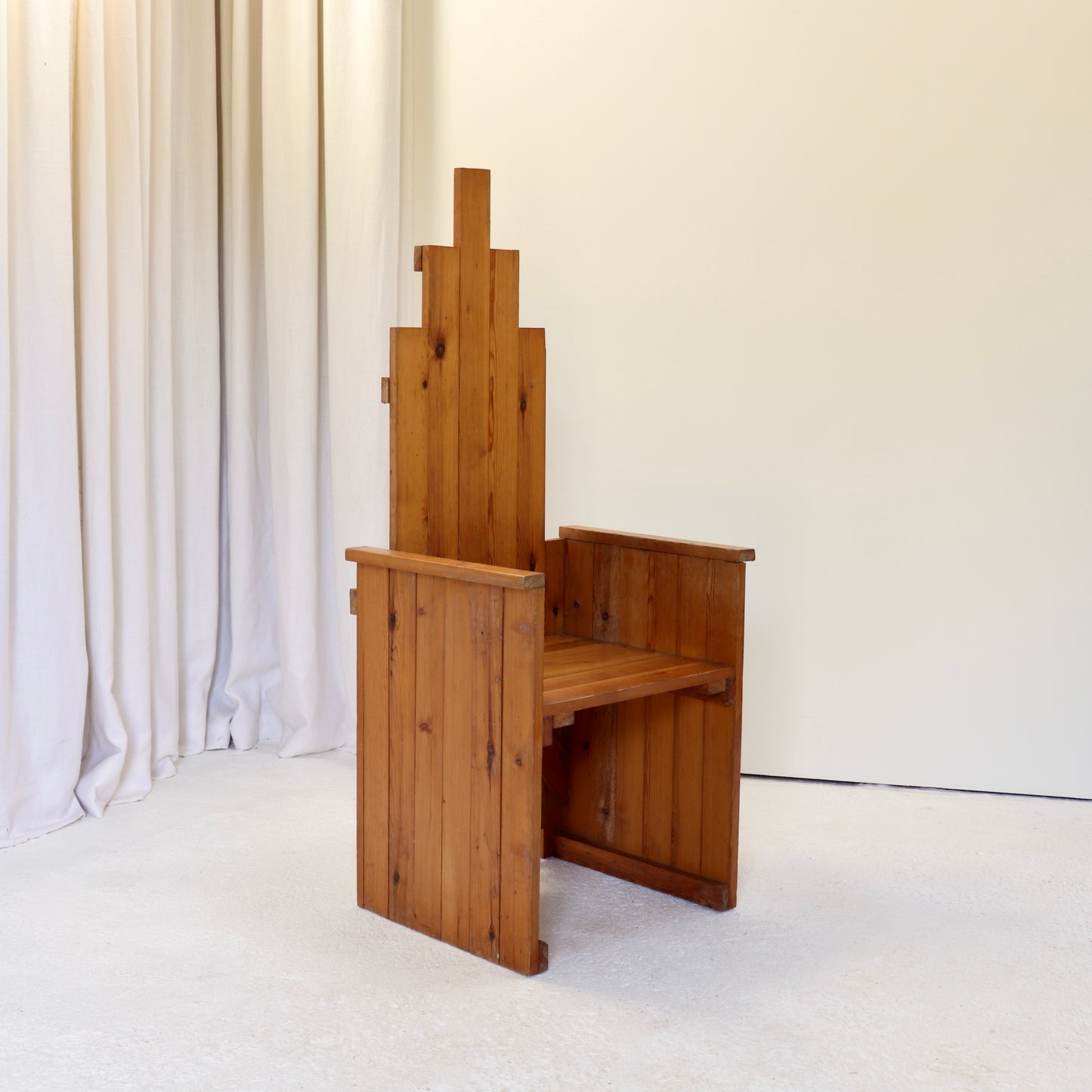 Three-quarter view showing planar arms and side panels.