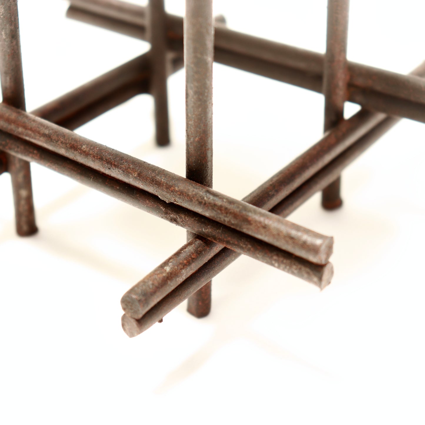 Intersecting welded steel rod construction