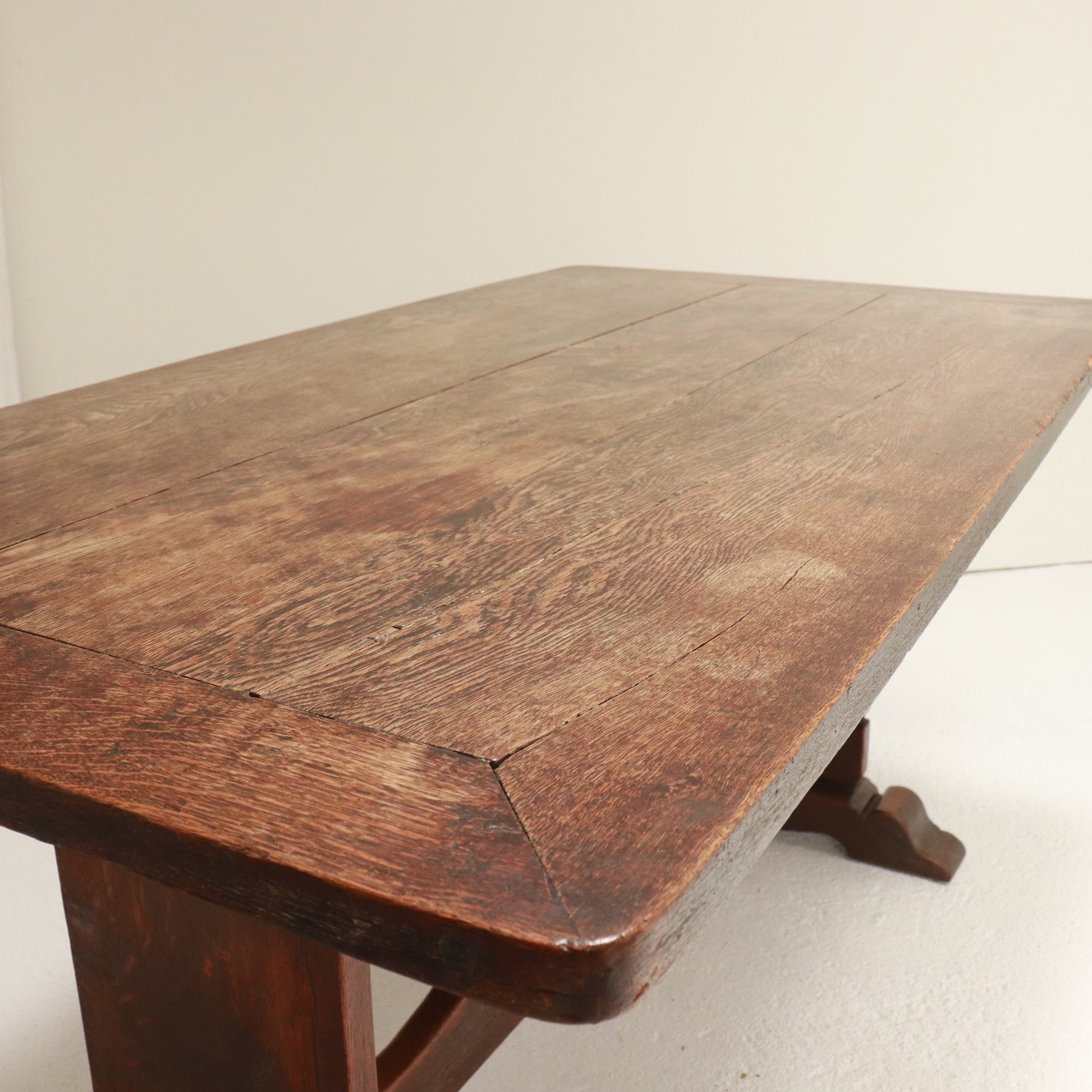 End view illustrating the compact 82 cm width and overhang of the top.