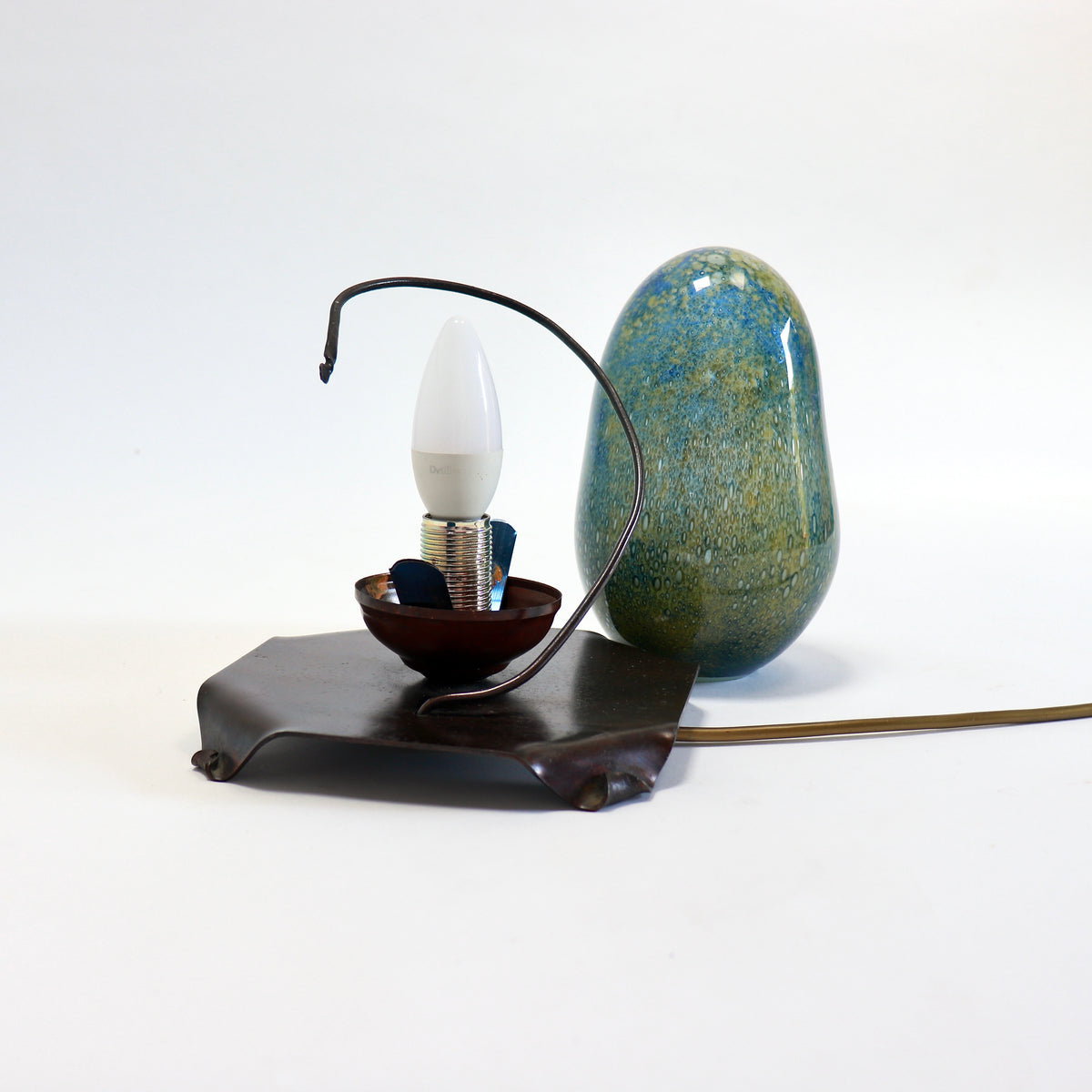 1. Glass shade removed to show the lamp holder and curved support