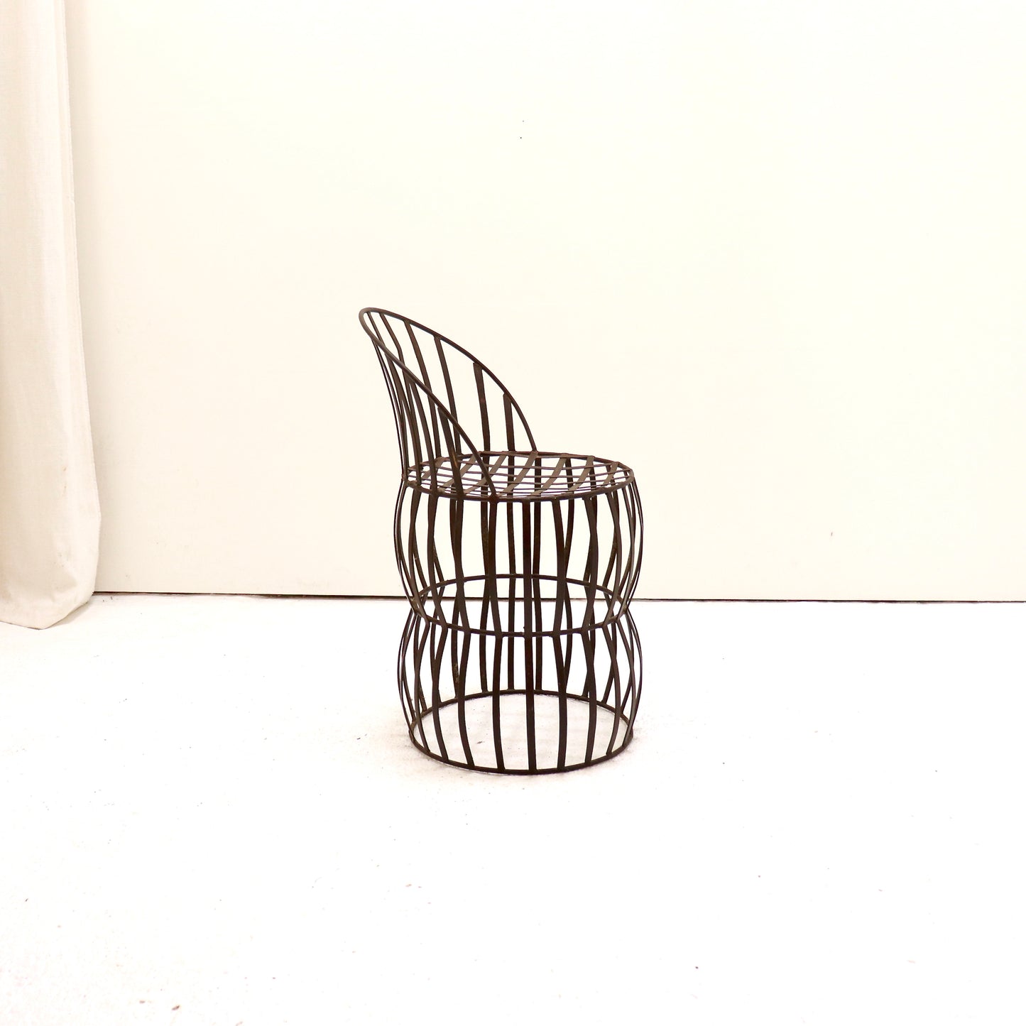 Side profile showing double-drum silhouette and raked back.