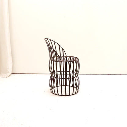 Side profile showing double-drum silhouette and raked back.