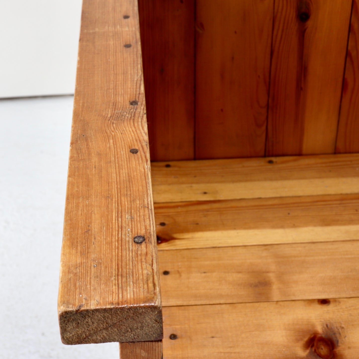 Seat and arm junction with exposed fixings in pine.